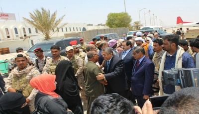 بن دغر وعدد من الوزراء يصلون مدينة المكلا