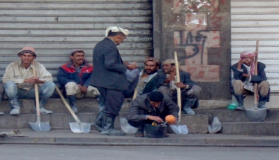 عمال اليمن في يومهم العالمي بلا عمل وقليل من الأمل بسلام قريب (تقرير خاص)