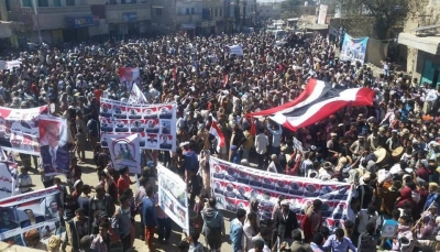 رفعو شعارات مندده يالمشاريع الصغيرة.. الألاف يتظاهرون للمطالبة باستكمال تحرير "تعز" (صور)