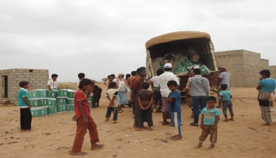 مركز الملك سلمان للإغاثة يوزع مساعدات غذائية عاجلة في "عبس" بـ"حجة" 