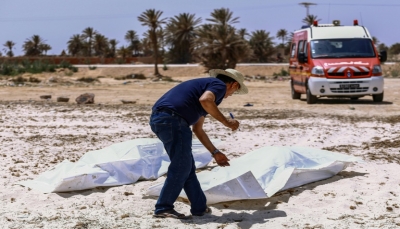 تونس: انتشال 12 جثة إثر فقدان أكثر من ثمانين مهاجرا قبالة السواحل الجنوبية