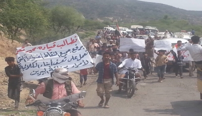 طالبوا الجيش بالتدخل.. ابناء عزلة "الكلائبة" بتعز ينتفضون ضد اعتداءات مجاميع "أبو العباس"