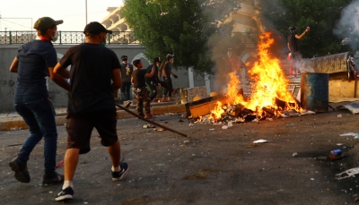 العراق: الشرطة تقتحم ساحتين لاعتصام المتظاهرين وتقطع الإنترنت في بغداد ومدن أخرى