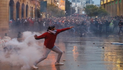 خلال مسيرات بشعار "لن ندفع الثمن".. 165 مصابا في مواجهات بمحيط البرلمان اللبناني