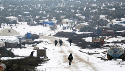 مليون نازح في إدلب وحلب.. من لم تقتله الغارات أو براميل المتفجرات يتجمد من البرد