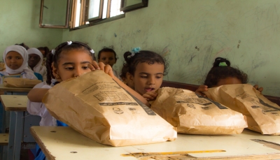 عدن: الغذاء العالمي يبدأ مشروع توزيع وجبات غذائية على طلاب المدارس