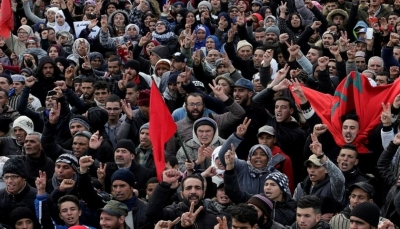 في مشهد مهيب.. مغاربة يبتهلون إلى الله بشكل جماعي من شرفات منازلهم لرفع "كورونا" (فيديو)