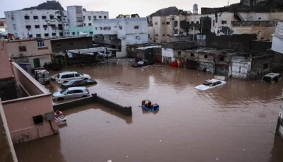 عدن: سيول جارفة تغمر أحياءاً سكنية في كريتر والتواهي (صور)