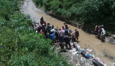 وجدوها في وادٍ مطمورة بالطين.. العثور على جثة طفلة من ضحايا حادثة السيارة التي جرفها السيل بإب