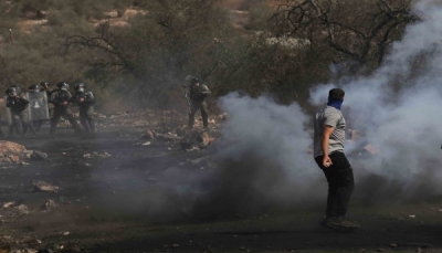 متظاهرون فلسطينيون يسقطون طائرة مسيرة إسرائيلية شمالي الضفة (فيديو)