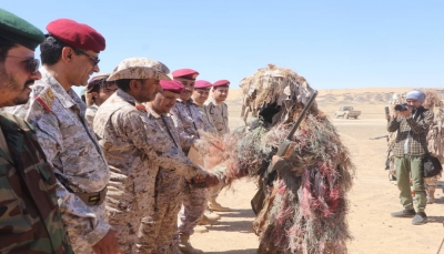 الجيش يعلن تخرج دفعة "قناصة" بمأرب.. رئيس الأركان: النصر أصبح قريبا