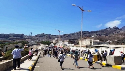 اعتبر اقتحام القصر "انتصارا".. المجلس الانتقالي يهدد بـ"قلب الطاولة" على الحكومة