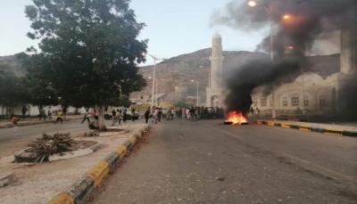 محتجون يغلقون شوارع رئيسية في عدن احتجاجا على انقطاع الكهرباء