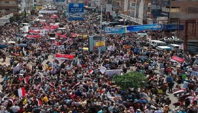 مسيرة هي الأكبر في تعز.. طالبت بدعم الجيش والأمن وإقالة الفاسدين وضبط المطلوبين أمنيا