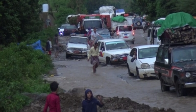 وفاة وإصابة 8 أشخاص إثر انقلاب باص يقل ركابا جنوبي تعز