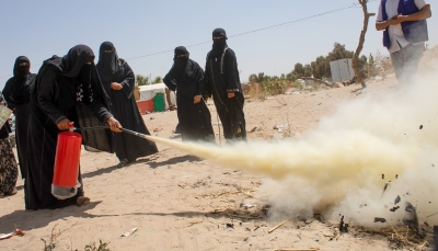 منظمة الهجرة تدرب 200 نازح بمأرب على إخماد الحرائق وحماية مآويهم