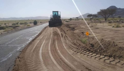 شبوة.. بدء أعمال الصيانة الطارئة لطريق عتق - بيحان بعد تحريرها من الحوثي