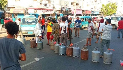 عدن.. تظاهرة احتجاجية تطالب بتوفر الغاز المنزلي