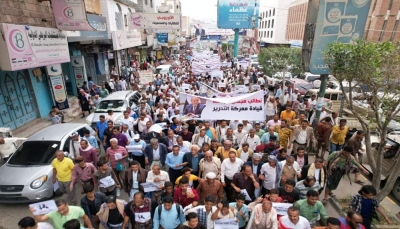 تعز.. تظاهرة حاشدة تطالب بإنهاء الحصار والقصف الحوثي على المدينة وتندد بالتواطؤ الأممي