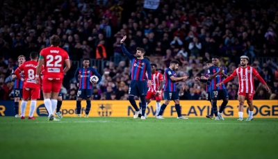 بيكيه يودع كامب نو بالدموع.. وبرشلونة يتصدر الدوري الإسباني مؤقتاً