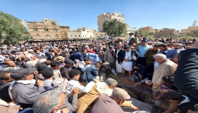 "هذا زمان للتعاسة والكآبةْ".. اليمنيون يودّعون بالدموع فقيد الوطن عبد العزيز المقالح في صنعاء