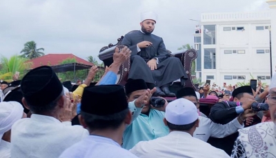 بعضهم تبرك بحذائه.. انتقادات لشيخ أزهري حُمل على الاعناق بزيارته لإندونيسيا