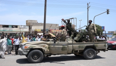 السودان.. تحليق للطيران الحربي وضبط أسلحة مهربة وتحرك أفريقي لحل الأزمة