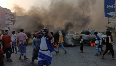 لحج.. مواطنون غاضبون يقطعون الطريق العام احتجاجا على انقطاع التيار الكهربائي