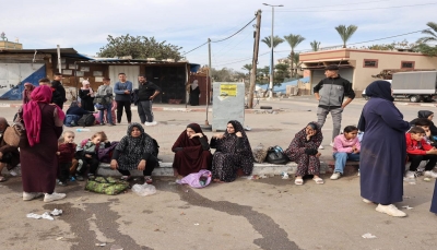 اكتظاظ كبير في مساحات ضيقة.. لا مكان آمناً للأهالي والنازحين في جنوب غزة