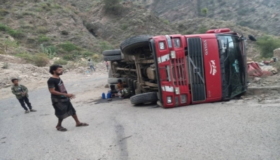 إصابة شخصين جراء انقلاب شاحنة بضائع في الخط الرابط بين تعز ولحج