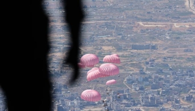 شمال غزة.. فلسطينيون يجمعون البقوليات والأرز من بين الرمال والحصى